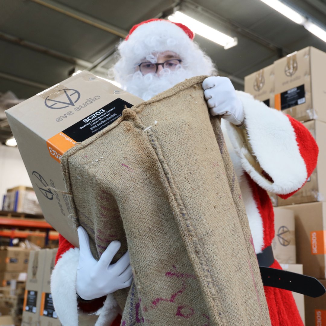 EveAudio's tweet photo. 🎅 Santa spotted in our factory, packing up monitors for his holiday deliveries! Who is on his nice list this year? 🎁🔊
#EVEAudio #StudioMonitors #Santa #Christmas #SC205 #SC207 #SC203 #StudioGear #Music #Studio https://t.co/wauBiyrxzq