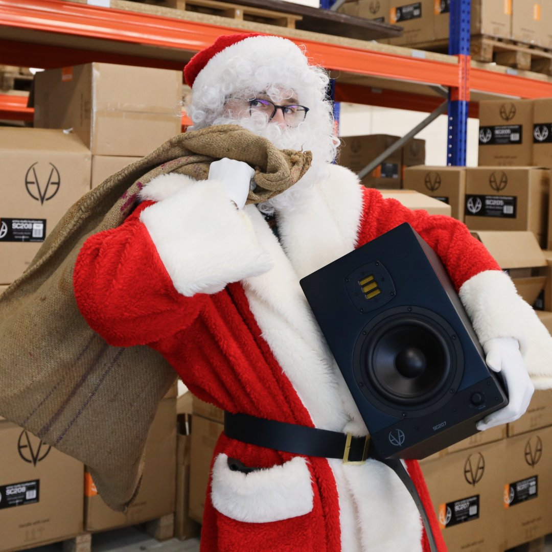 EveAudio's tweet photo. 🎅 Santa spotted in our factory, packing up monitors for his holiday deliveries! Who is on his nice list this year? 🎁🔊
#EVEAudio #StudioMonitors #Santa #Christmas #SC205 #SC207 #SC203 #StudioGear #Music #Studio https://t.co/wauBiyrxzq