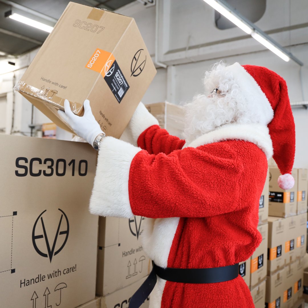 EveAudio's tweet photo. 🎅 Santa spotted in our factory, packing up monitors for his holiday deliveries! Who is on his nice list this year? 🎁🔊
#EVEAudio #StudioMonitors #Santa #Christmas #SC205 #SC207 #SC203 #StudioGear #Music #Studio https://t.co/wauBiyrxzq