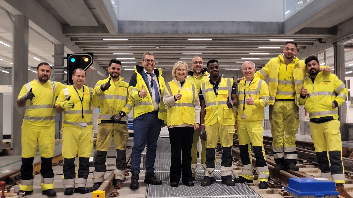 Earn&amp;Learn is een inspirerend traject van <a href="/Infrabel_NL/">Infrabel_NL</a> met intensieve taaltraining en technische opleidingen voor nieuwkomers en anderstaligen. Het helpt hen om snel duurzaam werk te vinden. #Inclusie #Diversiteit #warfortalent #earnandlearn #nederlands #nederlandsleren <a href="/crevits/">Hilde Crevits</a>