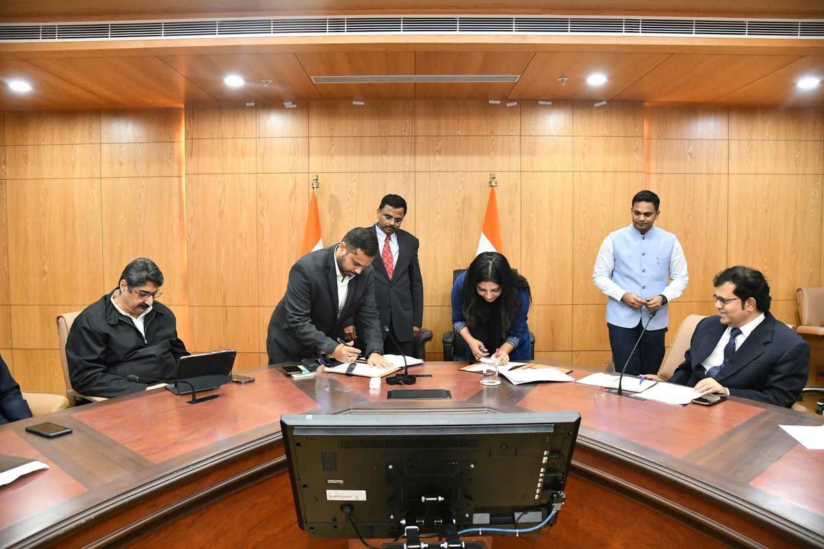 CSAssam_'s tweet photo. Delighted to announce the signing of an MoU today between @YourStoryCo Media and AIIDC, on behalf of the Industries, Commerce, and PE Department. Signed in the presence of Shri @uday_praveen, Managing Director of AIIDC and Smt. @SharmaShradha, CEO of YourStory Media, and senior government officials, marks a strategic step towards strengthening Assam's startup ecosystem.

The partnership will drive key initiatives such as #AssamSparks, connecting MSMEs and startups with ecosystem stakeholders, and #AssamStory, a platform to showcase Assamese entrepreneurs at national and international forums. It will include workshops and training programs to empower youth and women entrepreneurs, networking opportunities to connect them with investors and mentors, and media promotion to showcase Assam’s initiatives on digital platforms.

This collaboration is set to boost innovation, expand market access, and unlock funding opportunities, reinforcing Assam’s position as a thriving startup hub.

@CMOfficeAssam 
@BimalBorah119