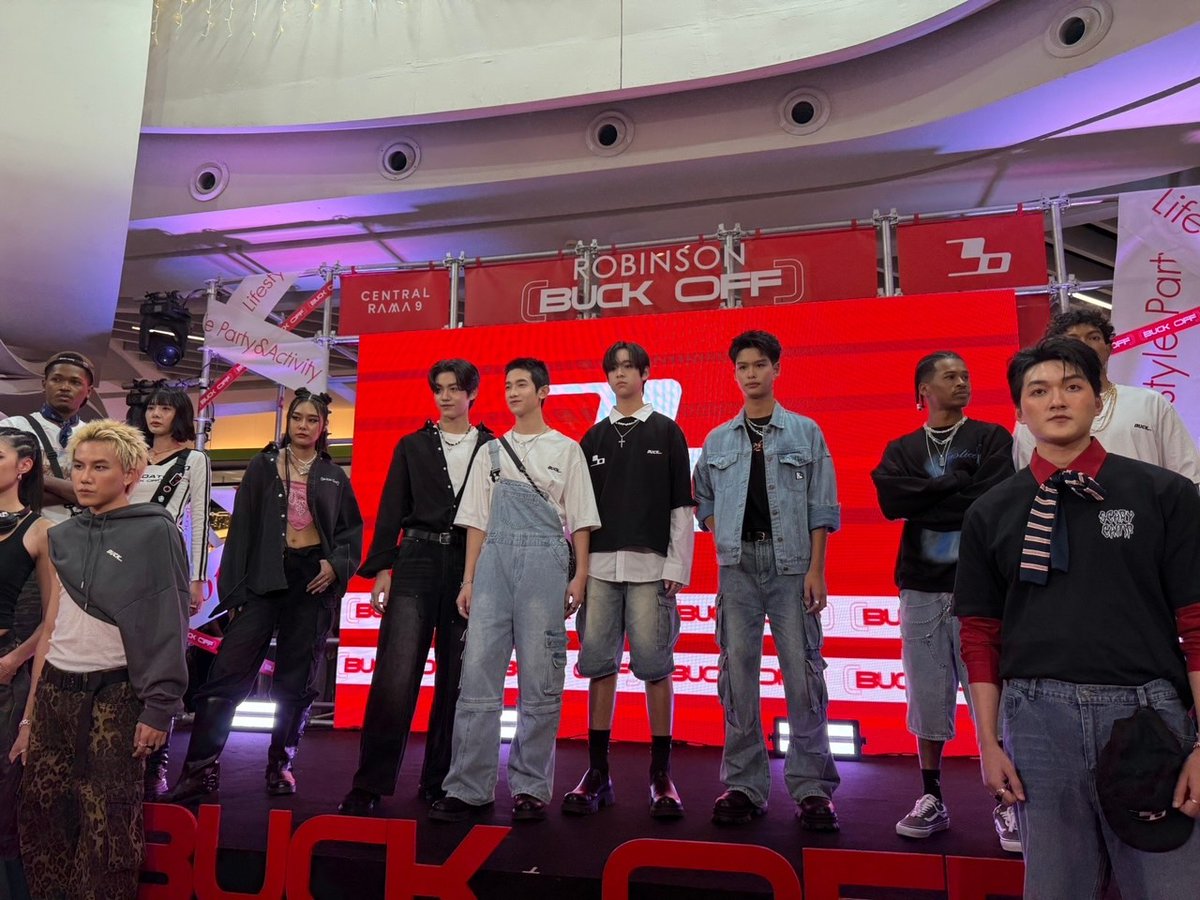 fourteenchannel's tweet photo. แอลม่อน-โปรเกรส-เชน-สกาย” รวมทีม “Lovesick 2024” เปิดตัวแบรนด์ BUCK OFF ในงาน “Robinson BUCKOFF Present Lovesick 2024”

#BUCKOFFXLovesick2024 #Almondbabybigboy #Progresspassawish #shane_tnp #SkyPhasith

“BUCK OFF” เสื้อผ้าสไตล์ Street แบรนด์ที่จะพาทุกคนไปค้นหาความมั่นใจ กล้าที่จะเป็นตัวเองผ่านสไตล์การแต่งตัวที่ไม่เหมือนใคร ล่าสุดเปิดตัวแล้วอย่างเป็นทางการในงาน “Robinson BUCK OFF Present Lovesick 2024” ภายใต้ธีม Lifestyle Party & Activity BE you Notthem กับการเปิดตัว Zero COLLECTION คอลเลคชั่นใหม���ล่าสุดจาก BUCKOFF ที่พร้อมจะเปิดโลกของ Unisex fashion ที่ออกแบบมาให้ทุกคนได้สวมใส่ ไม่ว่าจะเป็นผู้ชายหรือผู้หญิงก็สามารถเข้าถึงและแสดงออกถึงความเป็นตัวเองผ่านการแต่งตัวที่ไม่มีขีดจำกัด

อ่านต่อ : https://t.co/KmHjeudjgU

บรรยากาศงานอีเว้นท์
https://t.co/AmI4ePqbNu

สัมภาษณ์รวม
https://t.co/6PBQ0UBEU9

สัมภาษณ์ แอลม่อน - โปรเกส - สกาย - เชน
https://t.co/tYz5m04ZDR