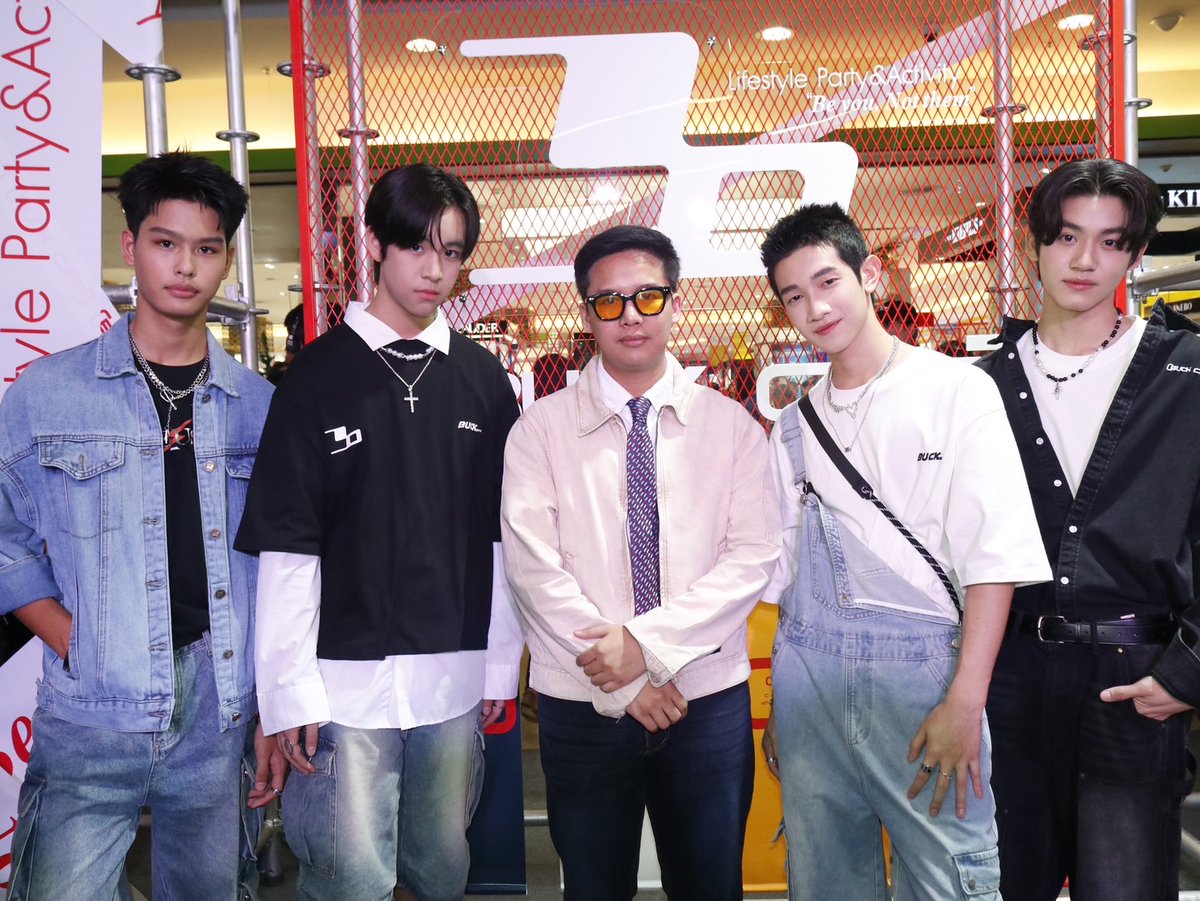 fourteenchannel's tweet photo. แอลม่อน-โปรเกรส-เชน-สกาย” รวมทีม “Lovesick 2024” เปิดตัวแบรนด์ BUCK OFF ในงาน “Robinson BUCKOFF Present Lovesick 2024”

#BUCKOFFXLovesick2024 #Almondbabybigboy #Progresspassawish #shane_tnp #SkyPhasith

“BUCK OFF” เสื้อผ้าสไตล์ Street แบรนด์ที่จะพาทุกคนไปค้นหาความมั่นใจ กล้าที่จะเป็นตัวเองผ่านสไตล์การแต่งตัวที่ไม่เหมือนใคร ล่าสุดเปิดตัวแล้วอย่างเป็นทางการในงาน “Robinson BUCK OFF Present Lovesick 2024” ภายใต้ธีม Lifestyle Party & Activity BE you Notthem กับการเปิดตัว Zero COLLECTION คอลเลคชั่นใหม���ล่าสุดจาก BUCKOFF ที่พร้อมจะเปิดโลกของ Unisex fashion ที่ออกแบบมาให้ทุกคนได้สวมใส่ ไม่ว่าจะเป็นผู้ชายหรือผู้หญิงก็สามารถเข้าถึงและแสดงออกถึงความเป็นตัวเองผ่านการแต่งตัวที่ไม่มีขีดจำกัด

อ่านต่อ : https://t.co/KmHjeudjgU

บรรยากาศงานอีเว้นท์
https://t.co/AmI4ePqbNu

สัมภาษณ์รวม
https://t.co/6PBQ0UBEU9

สัมภาษณ์ แอลม่อน - โปรเกส - สกาย - เชน
https://t.co/tYz5m04ZDR