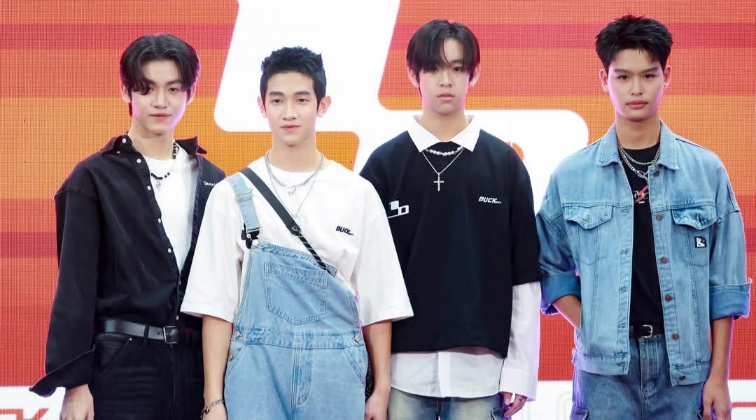 fourteenchannel's tweet photo. แอลม่อน-โปรเกรส-เชน-สกาย” รวมทีม “Lovesick 2024” เปิดตัวแบรนด์ BUCK OFF ในงาน “Robinson BUCKOFF Present Lovesick 2024”

#BUCKOFFXLovesick2024 #Almondbabybigboy #Progresspassawish #shane_tnp #SkyPhasith

“BUCK OFF” เสื้อผ้าสไตล์ Street แบรนด์ที่จะพาทุกคนไปค้นหาความมั่นใจ กล้าที่จะเป็นตัวเองผ่านสไตล์การแต่งตัวที่ไม่เหมือนใคร ล่าสุดเปิดตัวแล้วอย่างเป็นทางการในงาน “Robinson BUCK OFF Present Lovesick 2024” ภายใต้ธีม Lifestyle Party & Activity BE you Notthem กับการเปิดตัว Zero COLLECTION คอลเลคชั่นใหม���ล่าสุดจาก BUCKOFF ที่พร้อมจะเปิดโลกของ Unisex fashion ที่ออกแบบมาให้ทุกคนได้สวมใส่ ไม่ว่าจะเป็นผู้ชายหรือผู้หญิงก็สามารถเข้าถึงและแสดงออกถึงความเป็นตัวเองผ่านการแต่งตัวที่ไม่มีขีดจำกัด

อ่านต่อ : https://t.co/KmHjeudjgU

บรรยากาศงานอีเว้นท์
https://t.co/AmI4ePqbNu

สัมภาษณ์รวม
https://t.co/6PBQ0UBEU9

สัมภาษณ์ แอลม่อน - โปรเกส - สกาย - เชน
https://t.co/tYz5m04ZDR