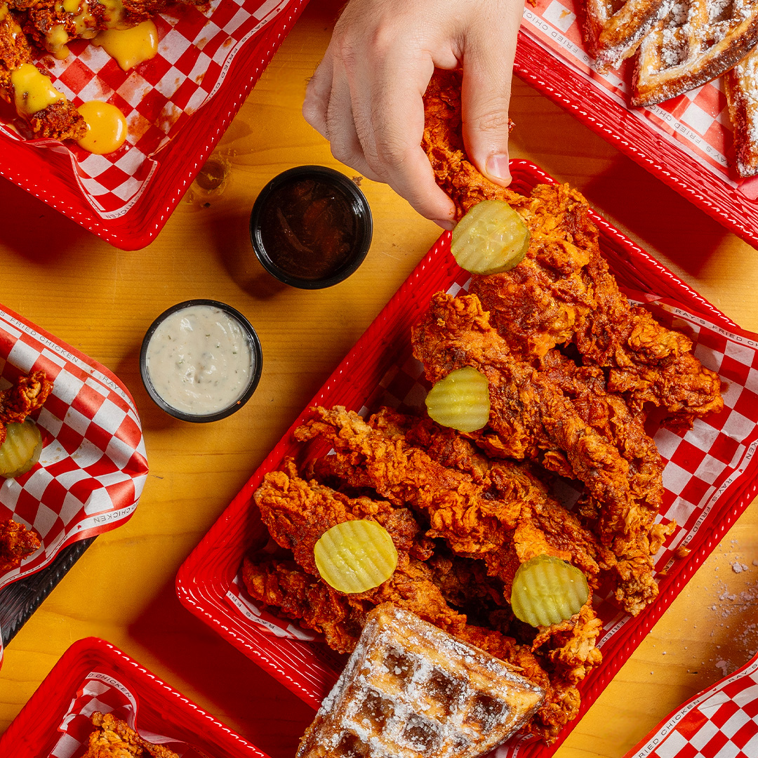 rayschickensa's tweet image. 🔥 صورة تقدر تسمع قرمشتها   

#CrispyAndJuicy #ChickenCravings