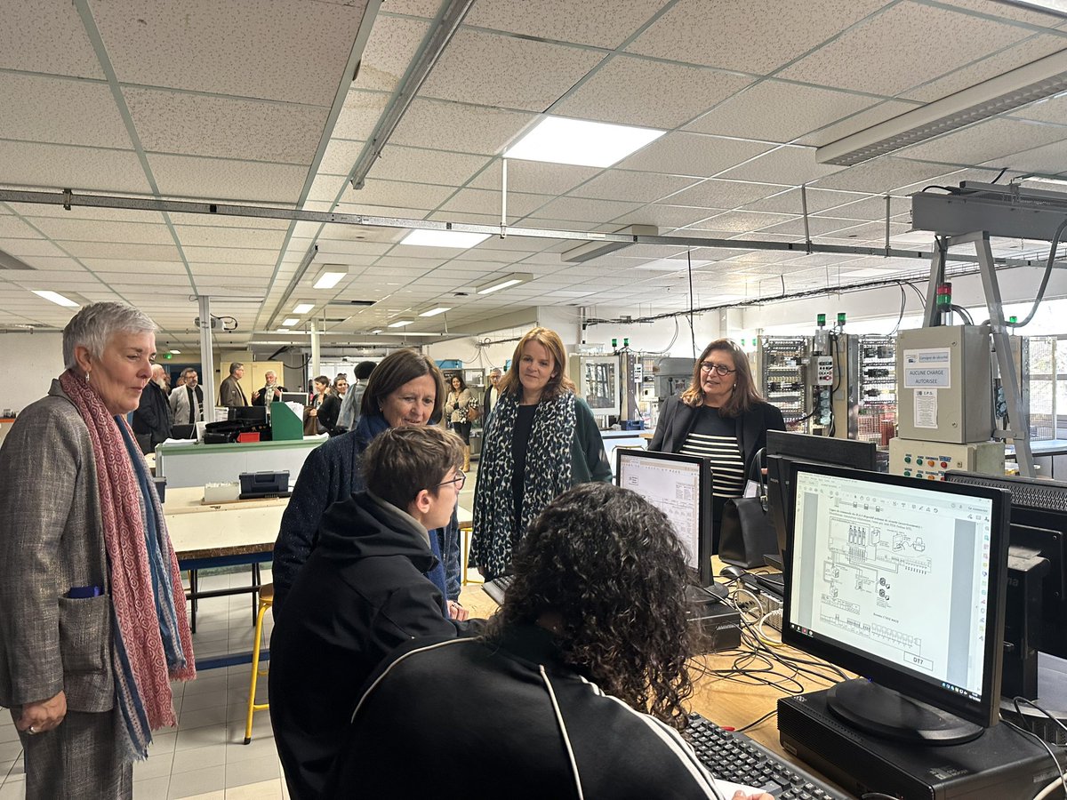NatachaChicot's tweet photo. Partenariat exemplaire entre le Lycée Cisson et @enedis autour des métiers de l’électricité. Gage de réussite et d’insertion pour nos élèves.   👏👏 https://t.co/rCl72KSGC0