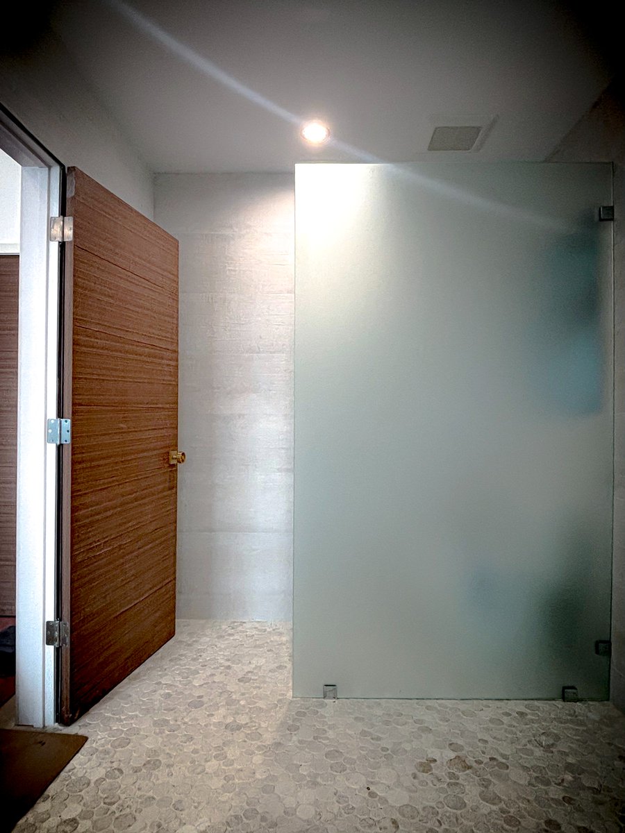 ShowerDoors1's tweet photo. ✨ Privacy meets style!
This oversized frosted shower screen is a perfect blend of elegance and functionality, providing added privacy while maintaining a modern style. #FrostedGlass #ShowerPrivacy #ModernBathroom #CustomShowerDesign #AffordableFrameless https://t.co/gbPiTmW6NG