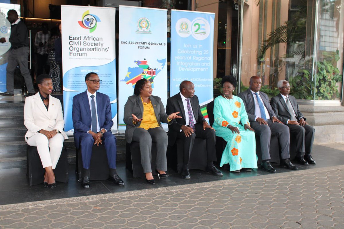 AyoubViolet's tweet photo. 📢 7th EAC Secretary General Forum
🗓️ 10-11 Dec 2024
📍 Pullman Hotel, Nairobi, Kenya

SG Forum ni nini?
Ni jukwaa linaloimarisha ushirikiano wa kikanda kwa kuleta pamoja sekta binafsi, asasi za kiraia na makundi mengine ya maslahi kujadili changamoto na fursa za maendeleo ya EAC https://t.co/lIUlkvBAOA