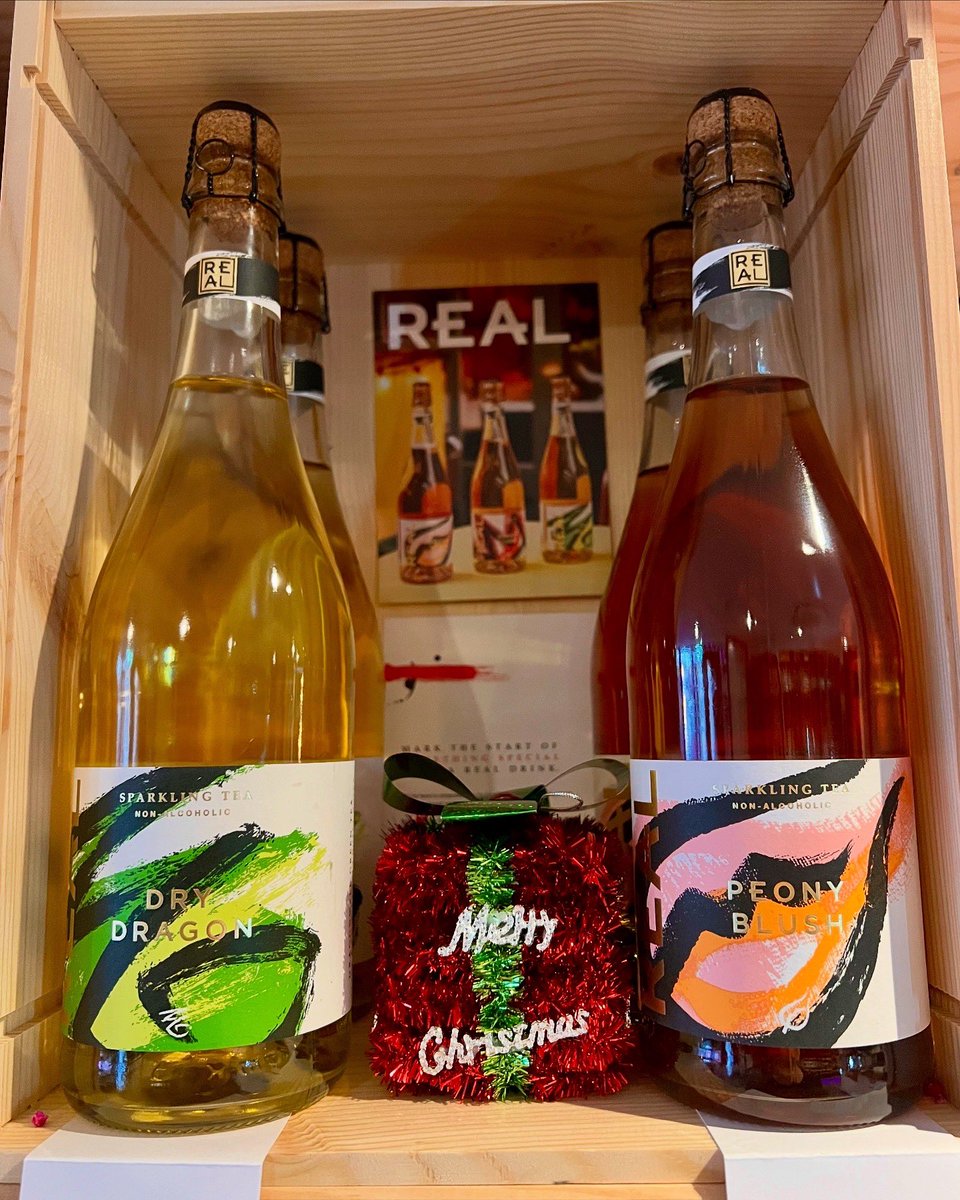 winehubdevon's tweet photo. It doesn’t have to be a boozy one this festive season. Enjoy an alcohol free Sparkling tea or Botanical sparkling wine! Both made in 🇬🇧 

https://t.co/cJa1OLX401 #alcoholfree https://t.co/dA22te2uY8