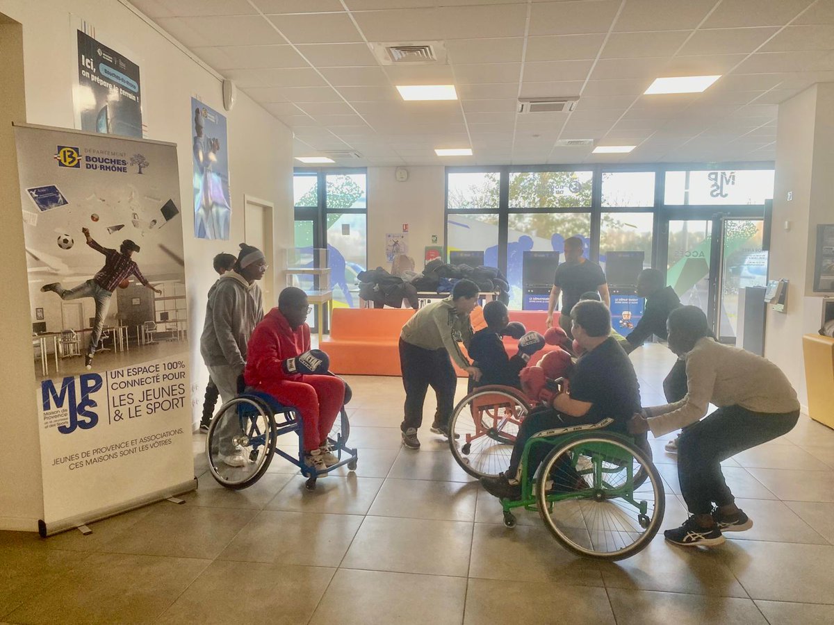 departement13's tweet photo. 🤔 Que fait-on à la #MPJS ❓
Toute l'année nos Maisons de Provence de la #Jeunesse et des #Sports proposent une multitude d’activités gratuites.
En exemple celle de #Marseille avec ses ateliers sport/#santé et ses initiations aux #parasports 👉 https://t.co/mJGMawUsE2 https://t.co/nc9t1mbqDT