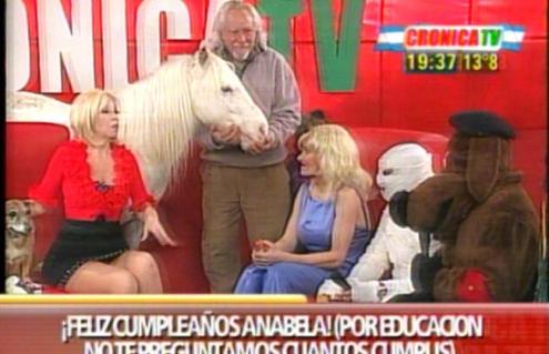 Me imagino a las empresas publicando ofertas de trabajo en Twitter. 
Los de Twitter: