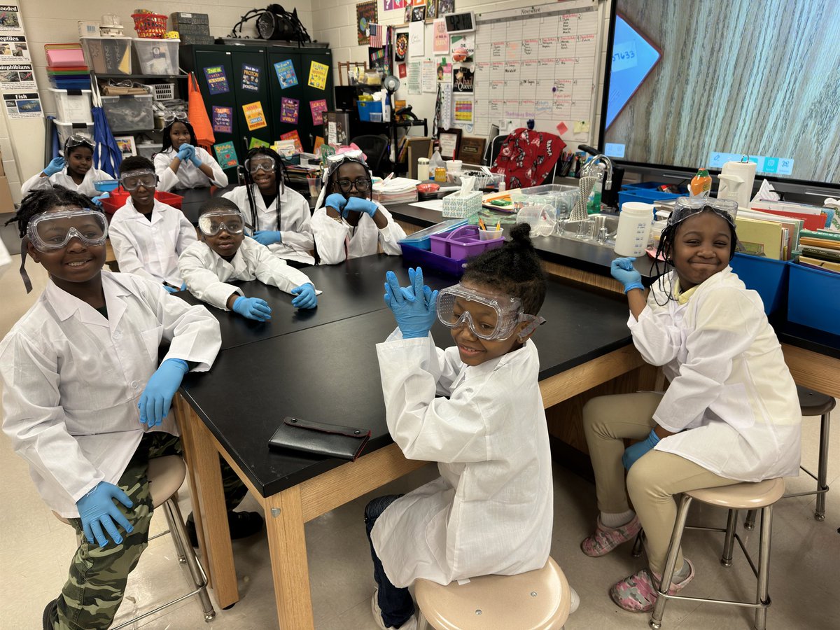 BoydSTEAMLab's tweet photo. Future Scientists 
@APS_WMBoyd @MsBlairAPS @AP_Fagan @STEAMingCooper https://t.co/UDDWrx8lI8