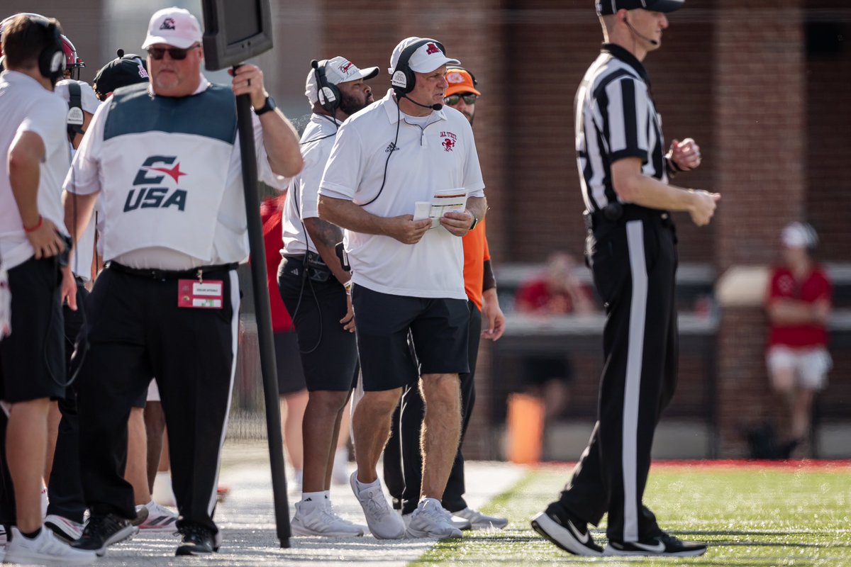 _ThomasAshworth's tweet photo. I’ve been asked a lot what it’s like to cover Rich Rodriguez, so I’ll spill the truth in this thread.

Fair warning, it’s a bit lengthy.

📸: Brandon Phillips, Jax State photo https://t.co/ai2GUoNmNu