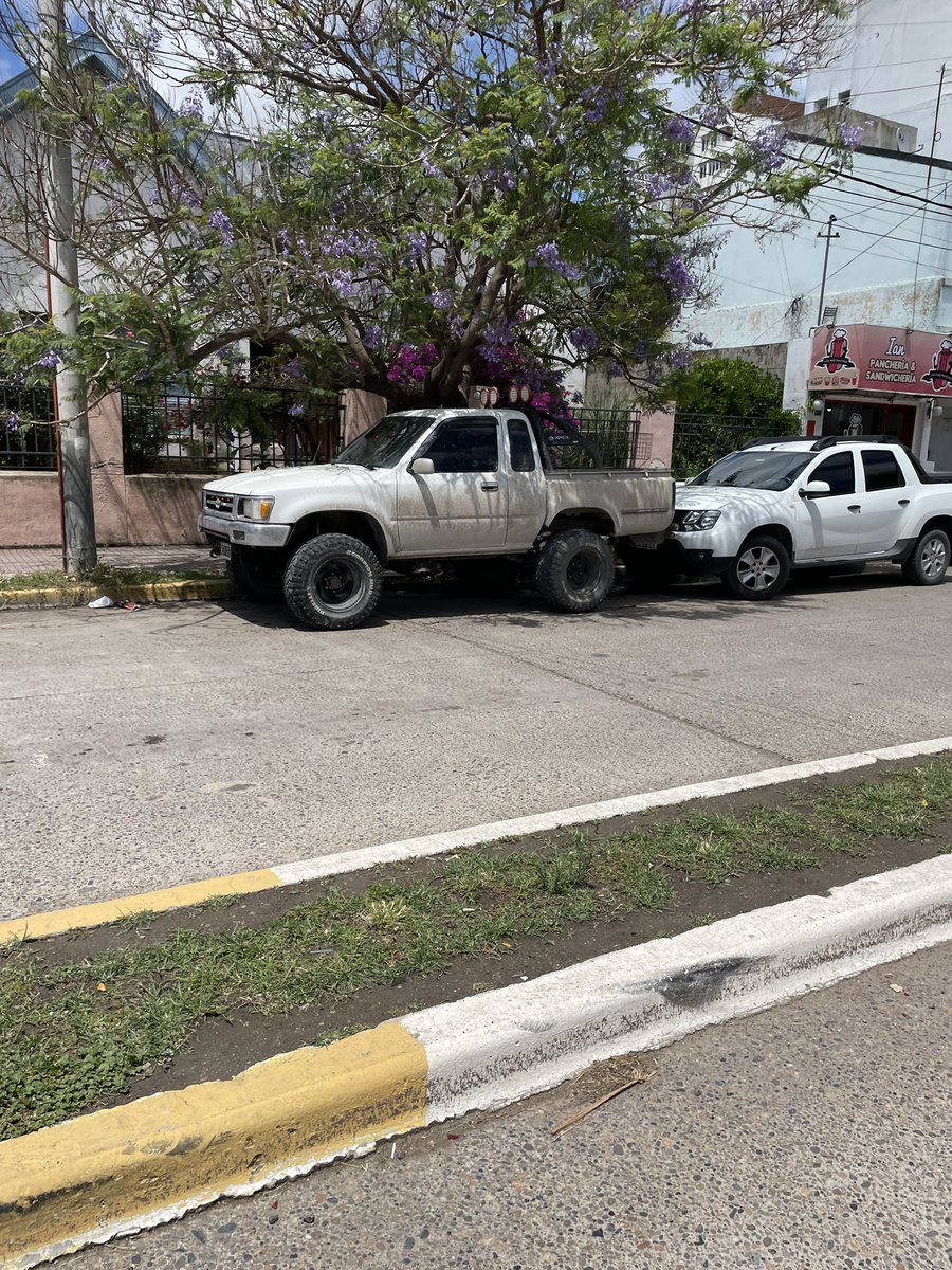 Hoy me cruce esto, me contaron que el dueño la volco hace muchos años y la cortaron la parte trasera de la cabina para hecerla cabina simple.
Que les parece? 
Para mi parece un hot wheel y me encanta