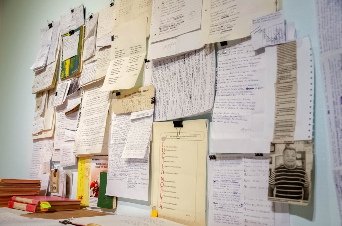 🌹En nuestro mes aniversario llega la nota 300 de la mano de <a href="/lucila_mazzini/">Lucila Mazzini</a> y su papá “inédito”. 

📖 Entre papelitos, cuadernos y otros libros, una historia se convierte en proyecto artístico.

→ Descubrila en ardea.unvm.edu.ar/cronicas/mi-pa…