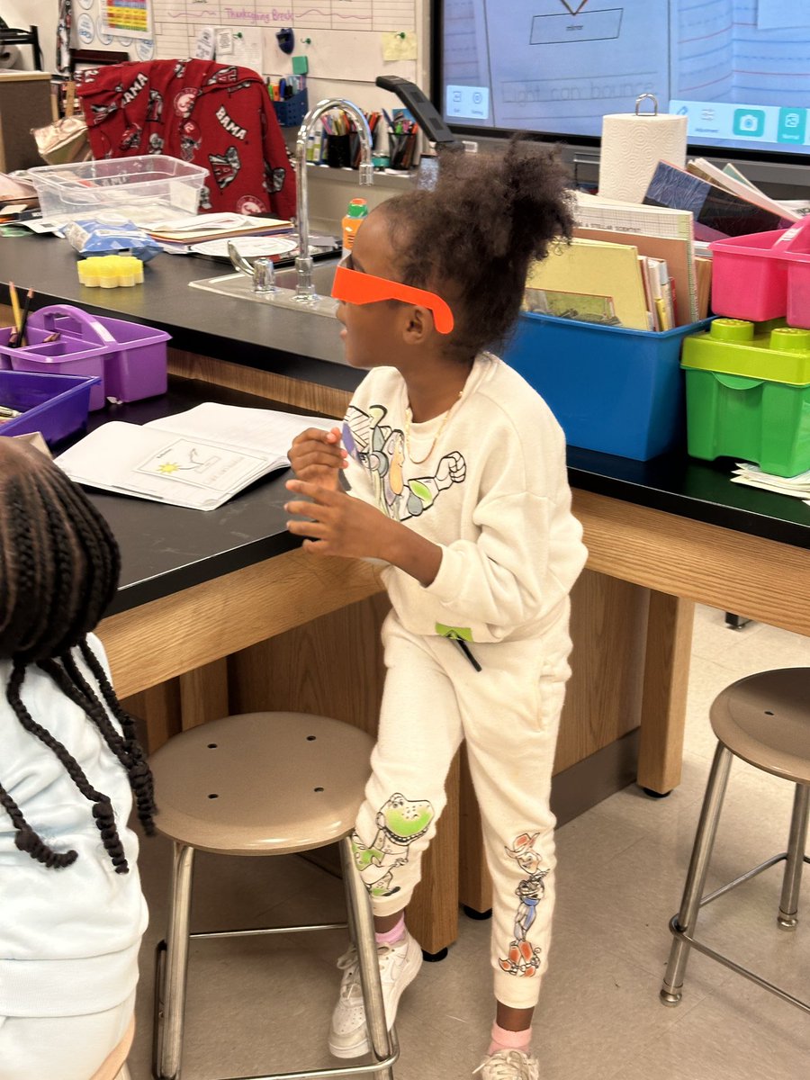 BoydSTEAMLab's tweet photo. Refraction with 1st grade! The glasses are everything! @APS_WMBoyd @MsBlairAPS @AP_Fagan @STEAMingCooper https://t.co/1nDeEm1oXf