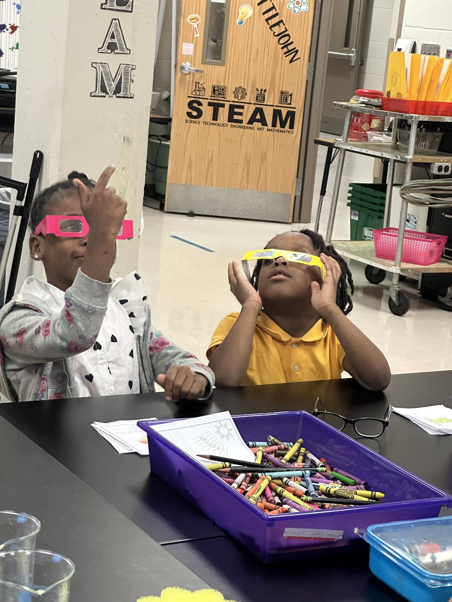 BoydSTEAMLab's tweet photo. Refraction with 1st grade! The glasses are everything! @APS_WMBoyd @MsBlairAPS @AP_Fagan @STEAMingCooper https://t.co/1nDeEm1oXf