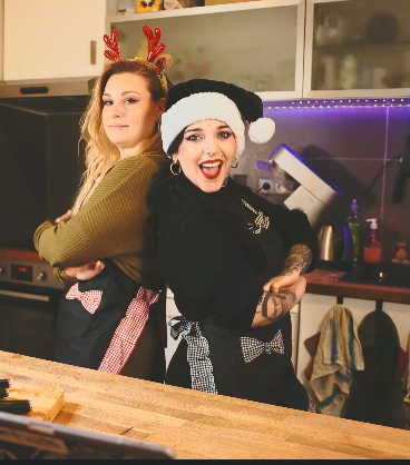 TheHell86's tweet photo. Encore un super live cuisine avec les queens @sarahlechatttt et @mythiXTrinity ! 🦇 https://t.co/iVMZnAZPfD