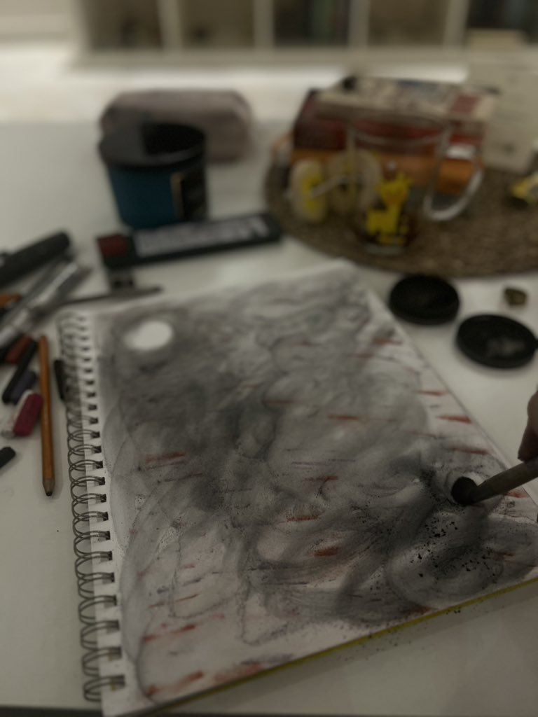 هل بيتُكِ بارد ؟
سأضع شمساً في مظروف
وأرسلها إليكِ

و ضعي أنتِ نجمةً صغيرة
في كلمة
وأرسليها الى سمائي

انا مظلمٌ جداً..

✍🏻
منوجهر آتشي 
(شاعر ايراني)