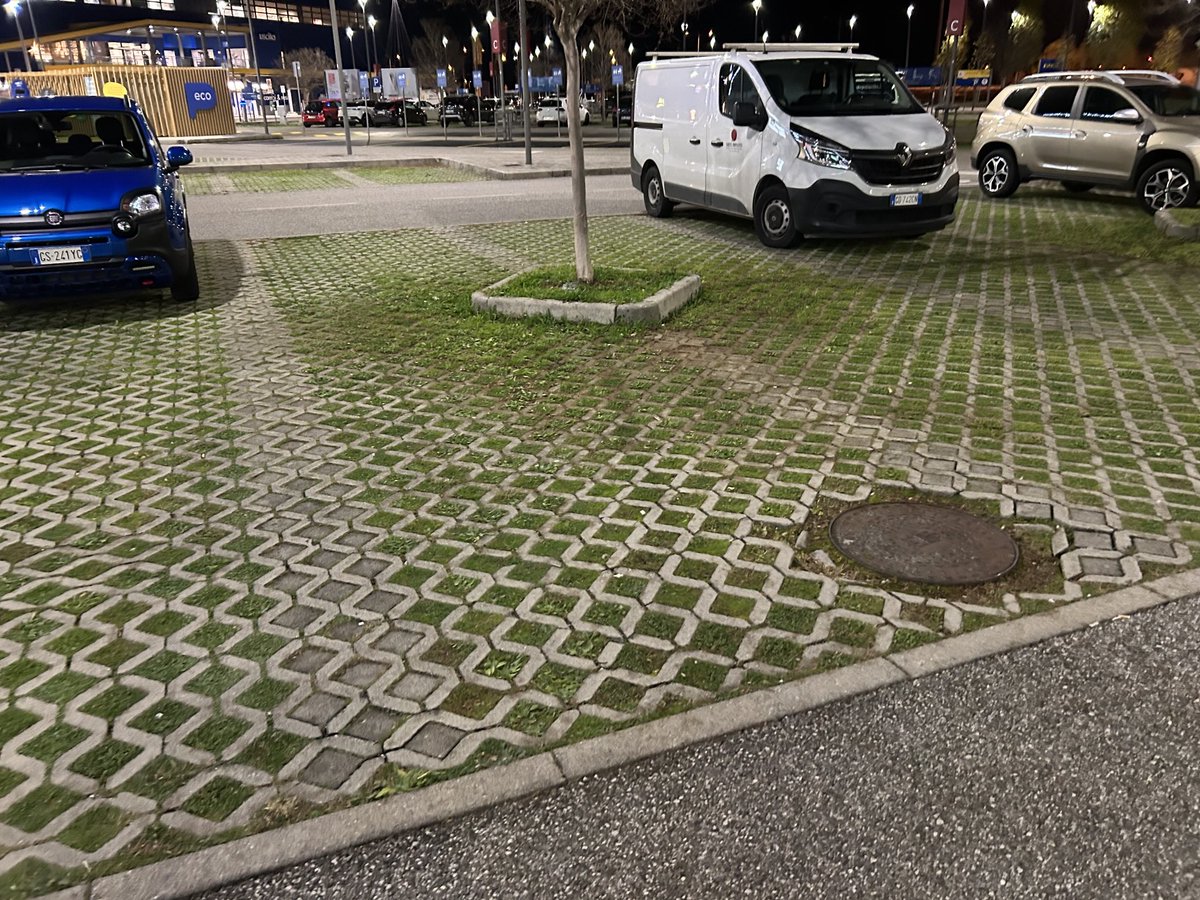 Los parkings no tienen q ser totalmente impermeables sino q pueden tener 2/3 d superficie permeable clave para reducir escorrentías ⁦<a href="/ingdemontes/">Ingeniería de Montes</a>⁩ ⁦<a href="/eamnupv/">EAMNUPV</a>⁩ ⁦<a href="/UPV/">Universitat Politècnica de València</a>⁩