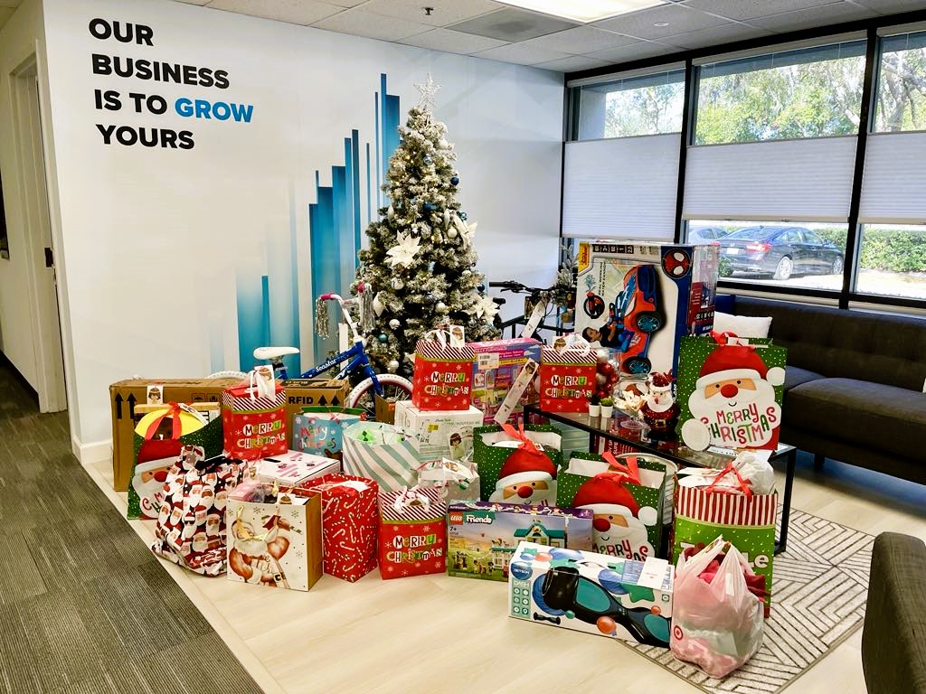 ClubAssistNA's tweet photo. Club Assist proudly joined the @SalvationArmyUS Angel Tree initiative! 🎄✨ Our team fulfilled the holiday wishes of 30 children, gifting clothes, toys, bikes, and more to bring joy and meet essential needs. 🎁❤️ #DoingTheMostGood #AngelTree #GivingBack https://t.co/hGjW5GCkMp