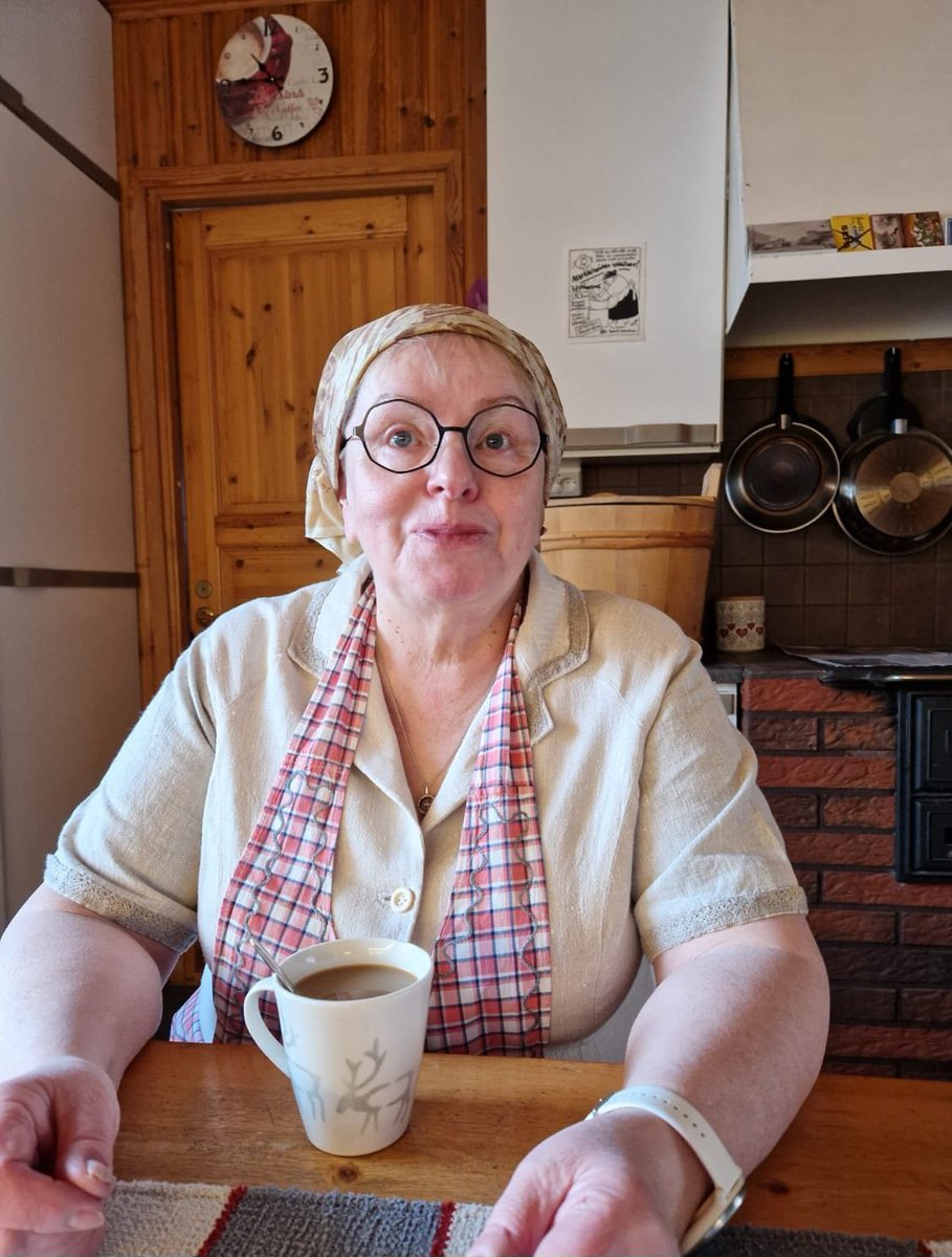 Sormulanmummo's tweet photo. Aamupäivän kuva - oikeat kuvaukset vielä edessä. Kylmä oli keli, pohjoinen puhalsi, maito jäätyi lasiin ja kahvi kuppiin!
#valokuvataide #1950th #Lähteneet #mennytaika https://t.co/5Rr7BkWeHk
