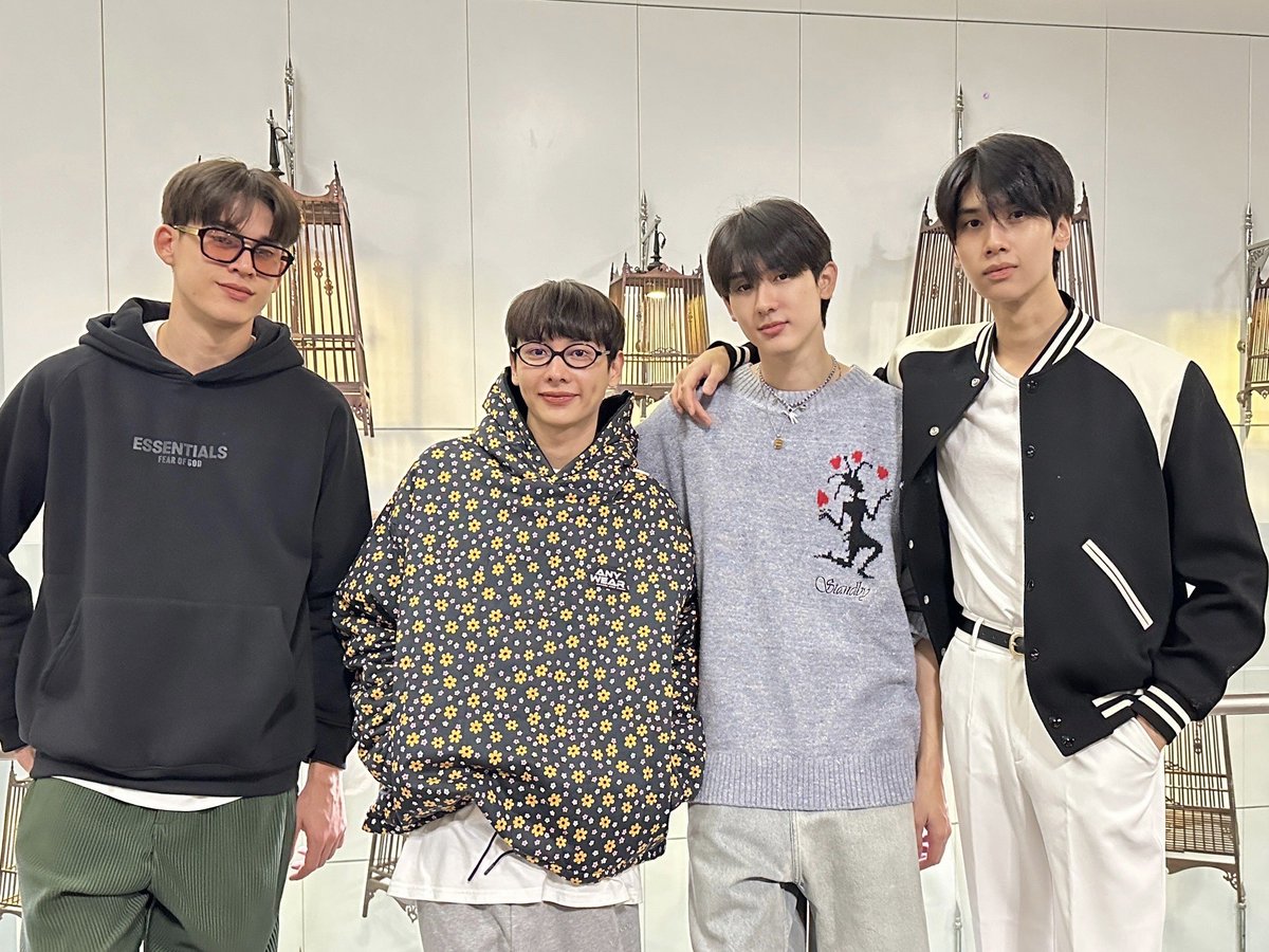 GMMTV's tweet photo. พวกเราทั้ง 4 คน พร้อมออกเดินทางไปเจอกับทุกคนแล้วนะครับบบบ 
แล้วเจอกันครับทุกคน  🤟🏼💖

私達４人で皆さんに会えるように出発準備できました！！お会いしましょう！ 🤟🏼💖

#GMMTV
#FanEventInTokyoxGDBG https://t.co/345N5J8TM4
