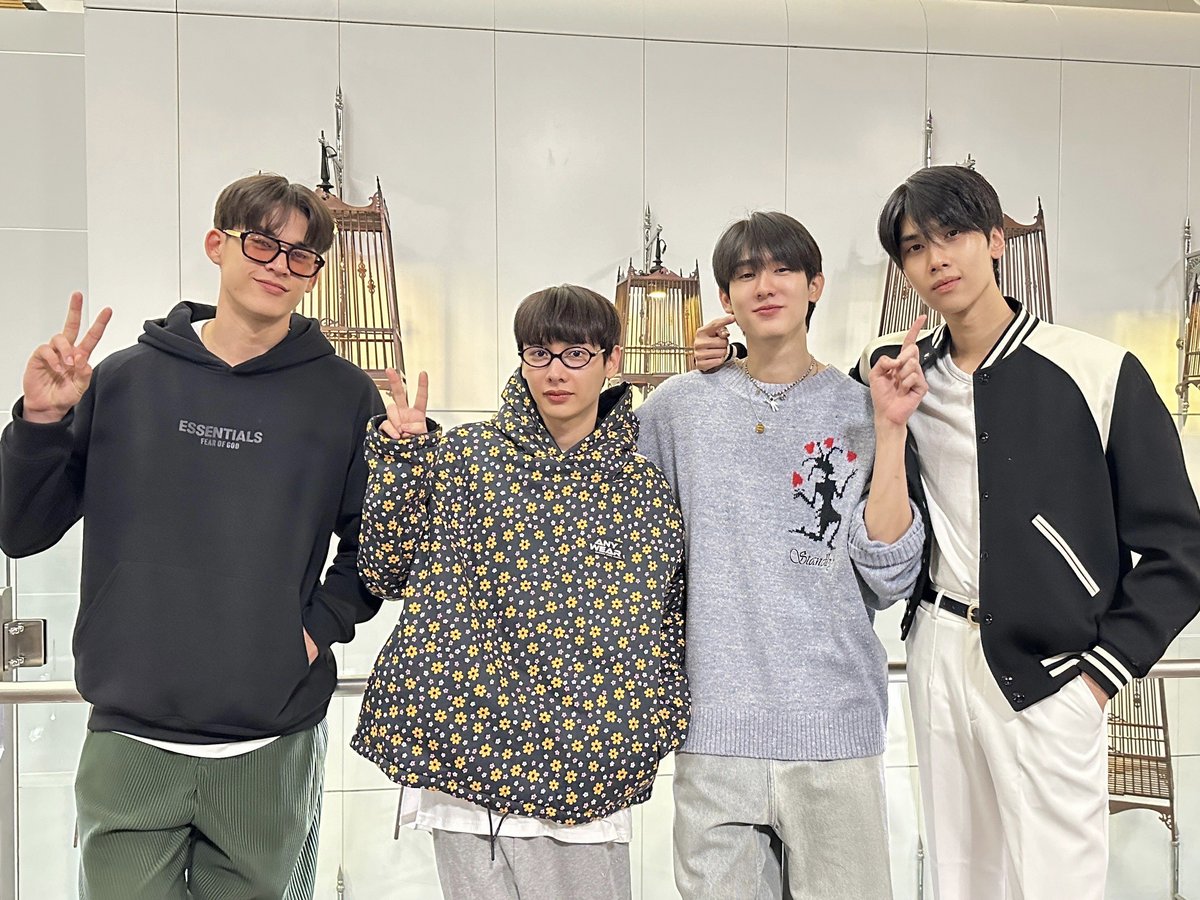 GMMTV's tweet photo. พวกเราทั้ง 4 คน พร้อมออกเดินทางไปเจอกับทุกคนแล้วนะครับบบบ 
แล้วเจอกันครับทุกคน  🤟🏼💖

私達４人で皆さんに会えるように出発準備できました！！お会いしましょう！ 🤟🏼💖

#GMMTV
#FanEventInTokyoxGDBG https://t.co/345N5J8TM4