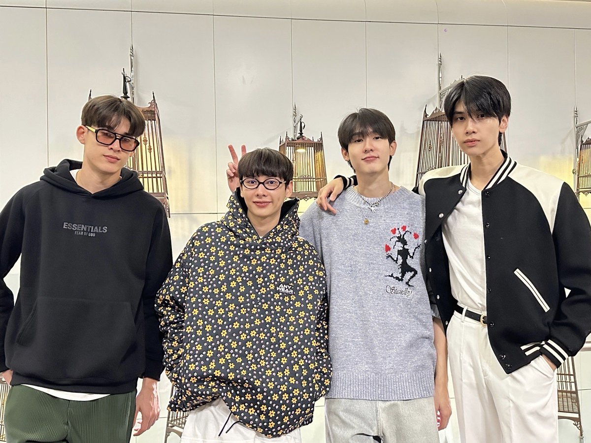GMMTV's tweet photo. พวกเราทั้ง 4 คน พร้อมออกเดินทางไปเจอกับทุกคนแล้วนะครับบบบ 
แล้วเจอกันครับทุกคน  🤟🏼💖

私達４人で皆さんに会えるように出発準備できました！！お会いしましょう！ 🤟🏼💖

#GMMTV
#FanEventInTokyoxGDBG https://t.co/345N5J8TM4