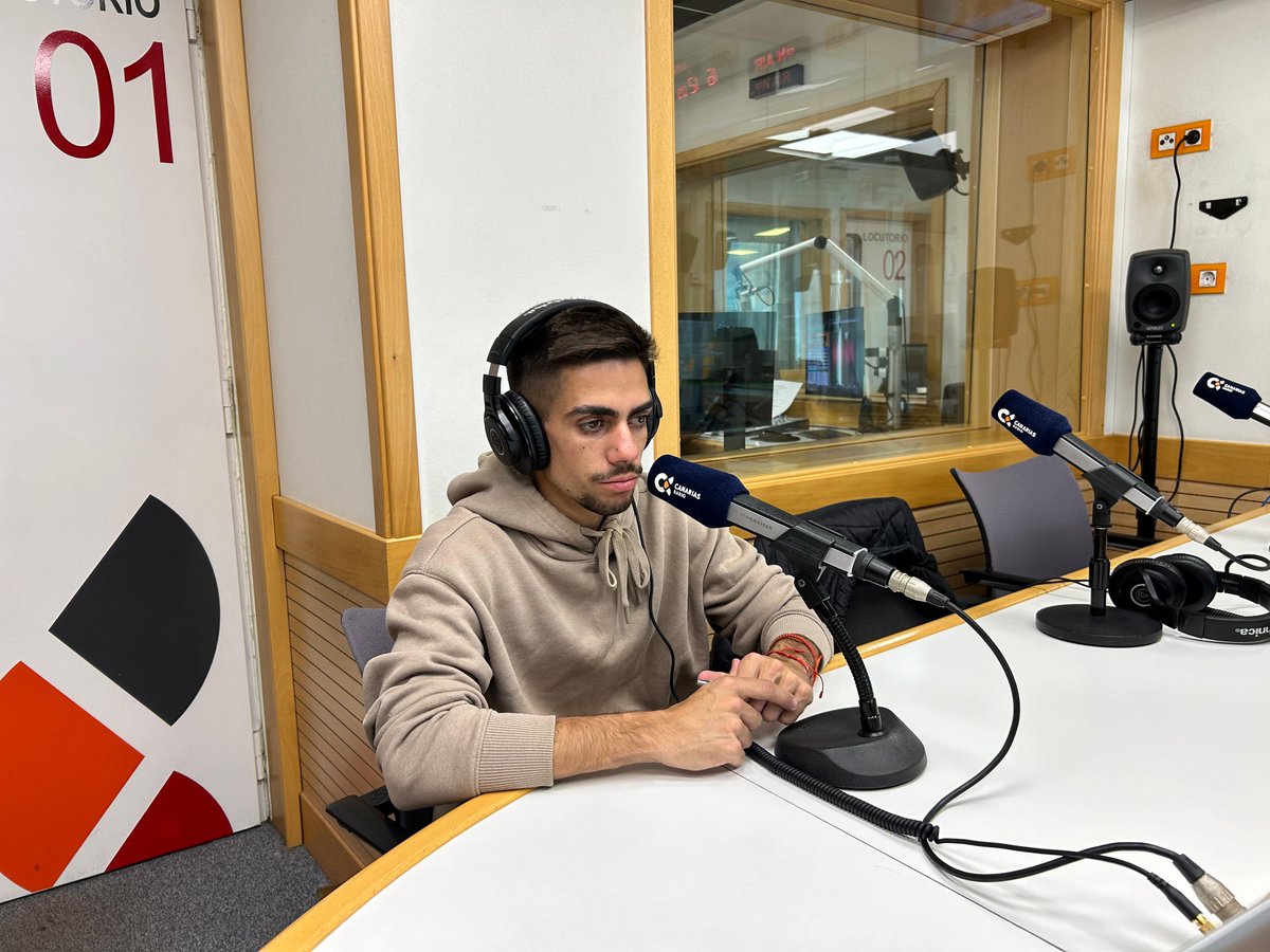 laradiocanaria's tweet photo. ⭕️ #Directo | Hoy escuchamos como protagonista de  nuestro #GenteLuminosa 🌟 a Oliver García, cofundador y vicepresidente de la Asociación @Aceiio1.

📻@RoscasCotufas
📡https://t.co/Rkqwj1b5KO https://t.co/dKaVK7hOIS