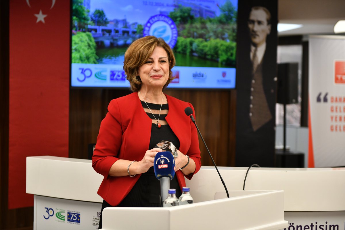 TBB's tweet photo. Eskişehir Büyükşehir Belediye Başkanı TBB Encümen Üyesi Ayşe Ünlüce:
“Avrupa Konseyinin geliştirdiği markayı taşımak benim için ayrı bir öneme sahip”

Etimesgut Belediye Başkanı Erdal Beşikçioğlu: 
“Bu aldığımız ödül, sorumluluğumuzun üstüne bir kat daha sorumluluk kattı.”

Melikgazi Belediye Başkanı Mustafa Palancıoğlu:
“TBB ve jüri üyeleri başta olmak üzere herkese teşekkür ederim.” 

TBB Genel Sekreter Yardımcısı Arslan:
“Yerel yönetimlerin toplum nezdindeki güvenilirliği, karar alma süreçlerinin katılımcı, hizmetlerin kapsayıcı ve uygulamaların şeffaf olması ile mümkündür.”
#ELoGE