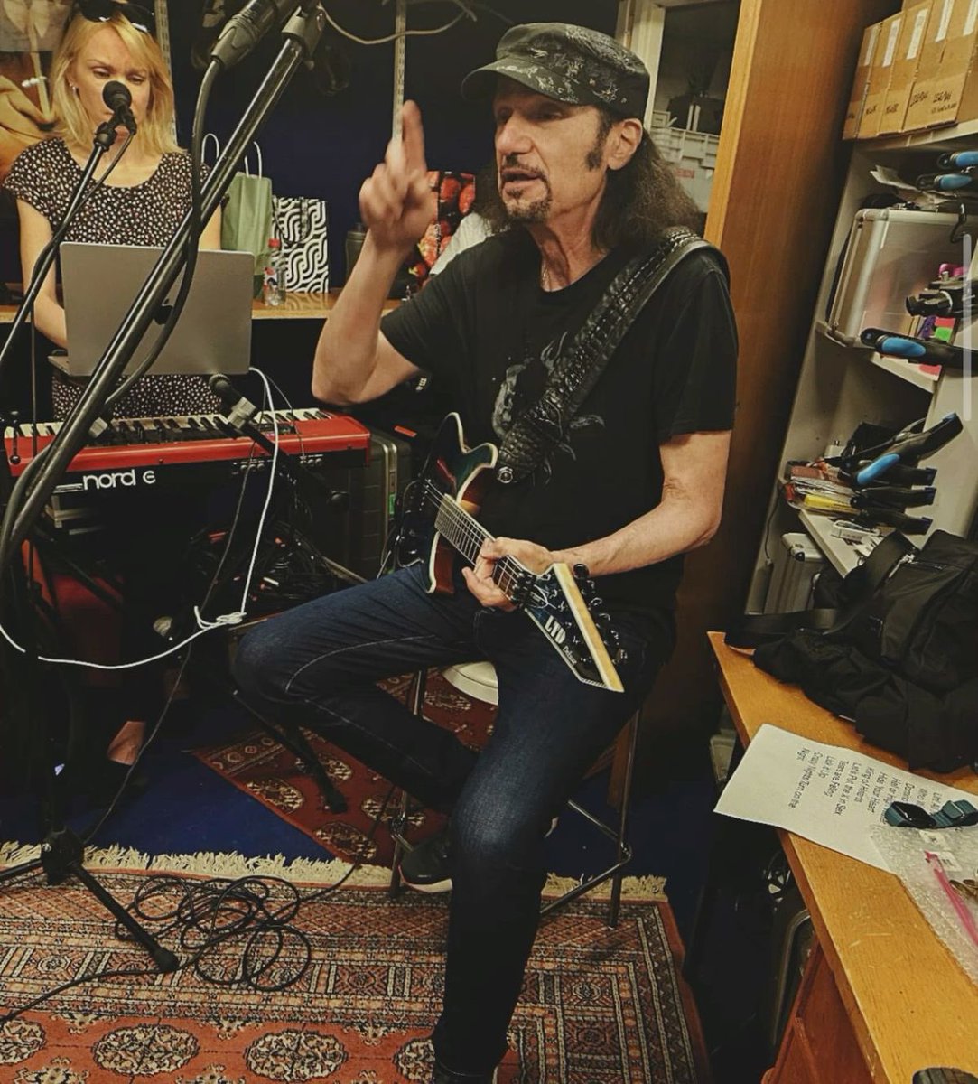 thinkerkiss's tweet photo. HAPPY BIRTHDAY BRUCE KULICK! 🎸 https://t.co/McnY2jvnC5