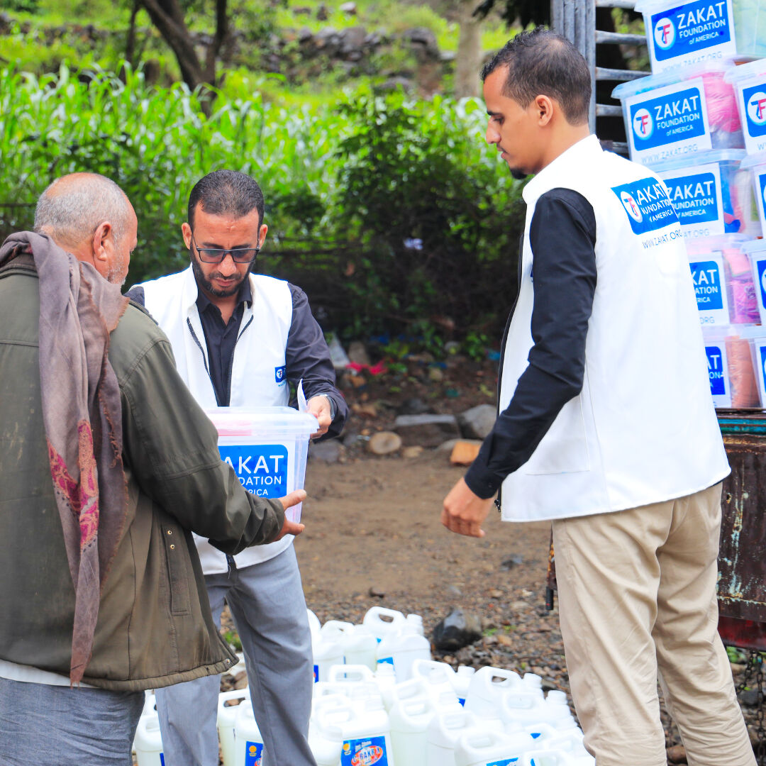 ZakatUS's tweet photo. With an estimated 21.6 million human beings in need in #Yemen, our #groundteam still works tirelessly to deliver essential supplies. Your support can help us reach those in most desperate need with #food support for $50. Give here: https://t.co/5F1TLJIJgB https://t.co/HMimGELQ3N