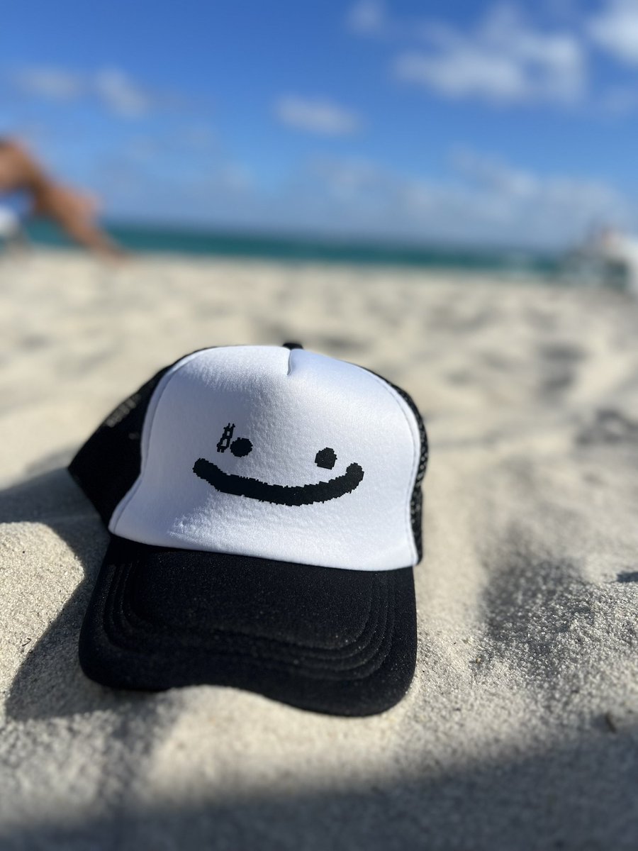 Rxdha1's tweet photo. was getting some top frem a badhie in the daytime on da beach @BitcoinPuppets https://t.co/1ULprazFoy