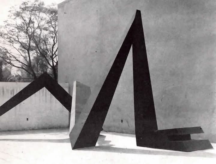 areasvellas's tweet photo. La Serpiente por Mathias Goeritz, patio del Museo El Eco, calle James Sullivan, Col. San Rafael, México DF...1953
Arqs. Mathias #Goeritz &amp; Luis #Barragán...
#architecture #arquitectura https://t.co/z6OZR0aUeF