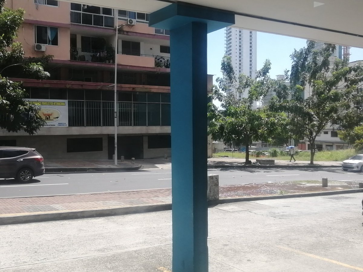 Jonathand2987's tweet photo. @IDAANinforma @Panamaalcaldia hay una tubería de agua potable dañada y desde hace una semana en la Justo Arosemena entre calle 42 y 43 Frente a Farma Value https://t.co/xfksjmrTFx