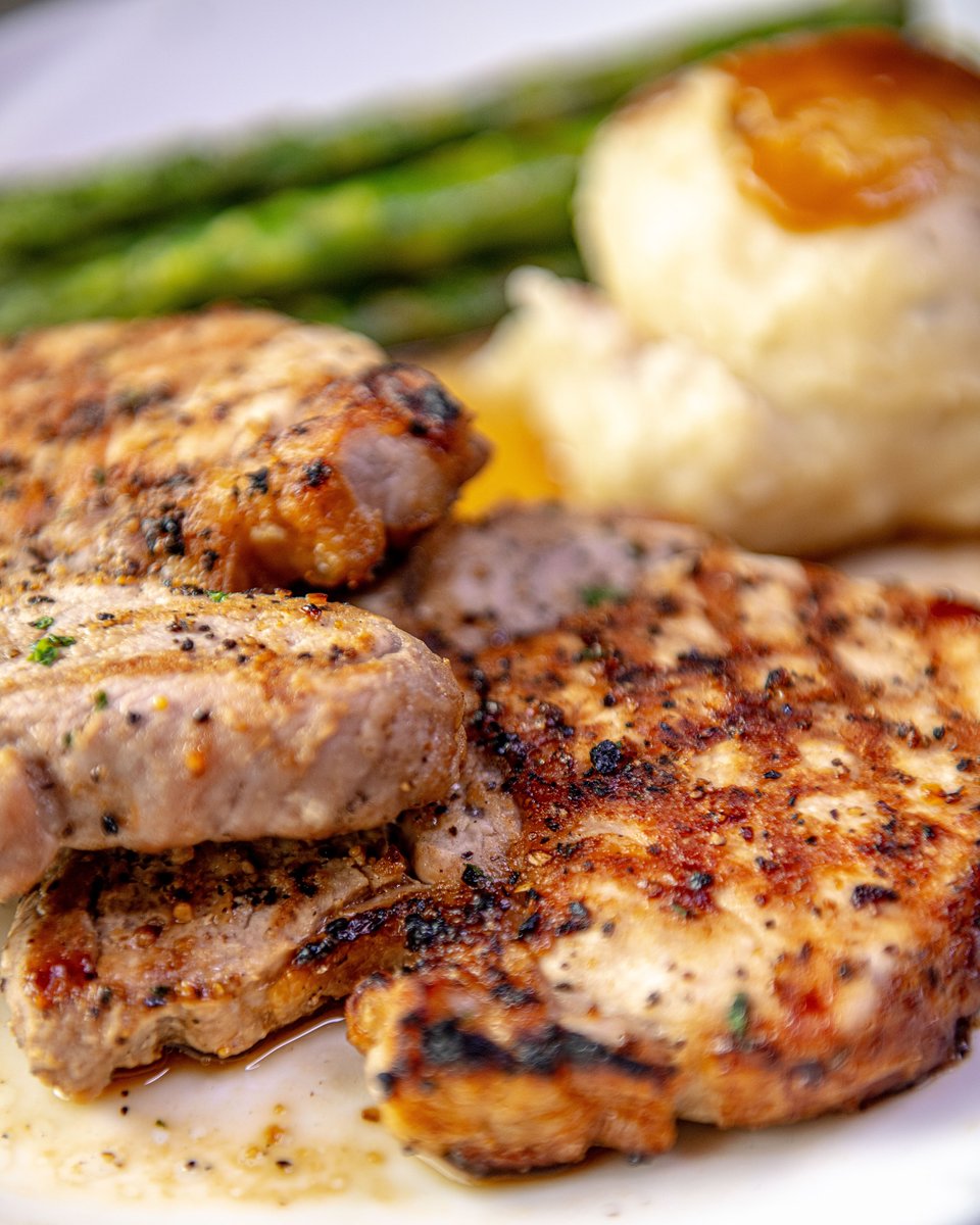 PappasCrabCakes's tweet photo. Wondering what to do for dinner during the week? You don’t always have to splurge on crabcakes and seafood. Pappas Cockeysville has plenty of inexpensive dinner options, like our Double Pork Chop platter - a fan favorite with two sides for only $23.99! 🔪 https://t.co/jwLWRsSYYp