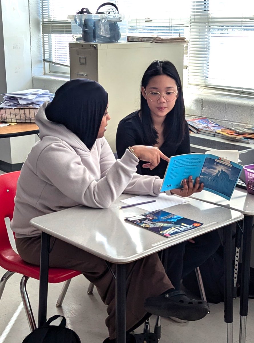 ms_englund's tweet image. National English Honor Society students have partnered with newcomer multi-lingual students during Pride Time to increase engagement around reading and writing skills while also fostering community within the student body at Annandale! #AtomNation @AnnandaleAtoms
