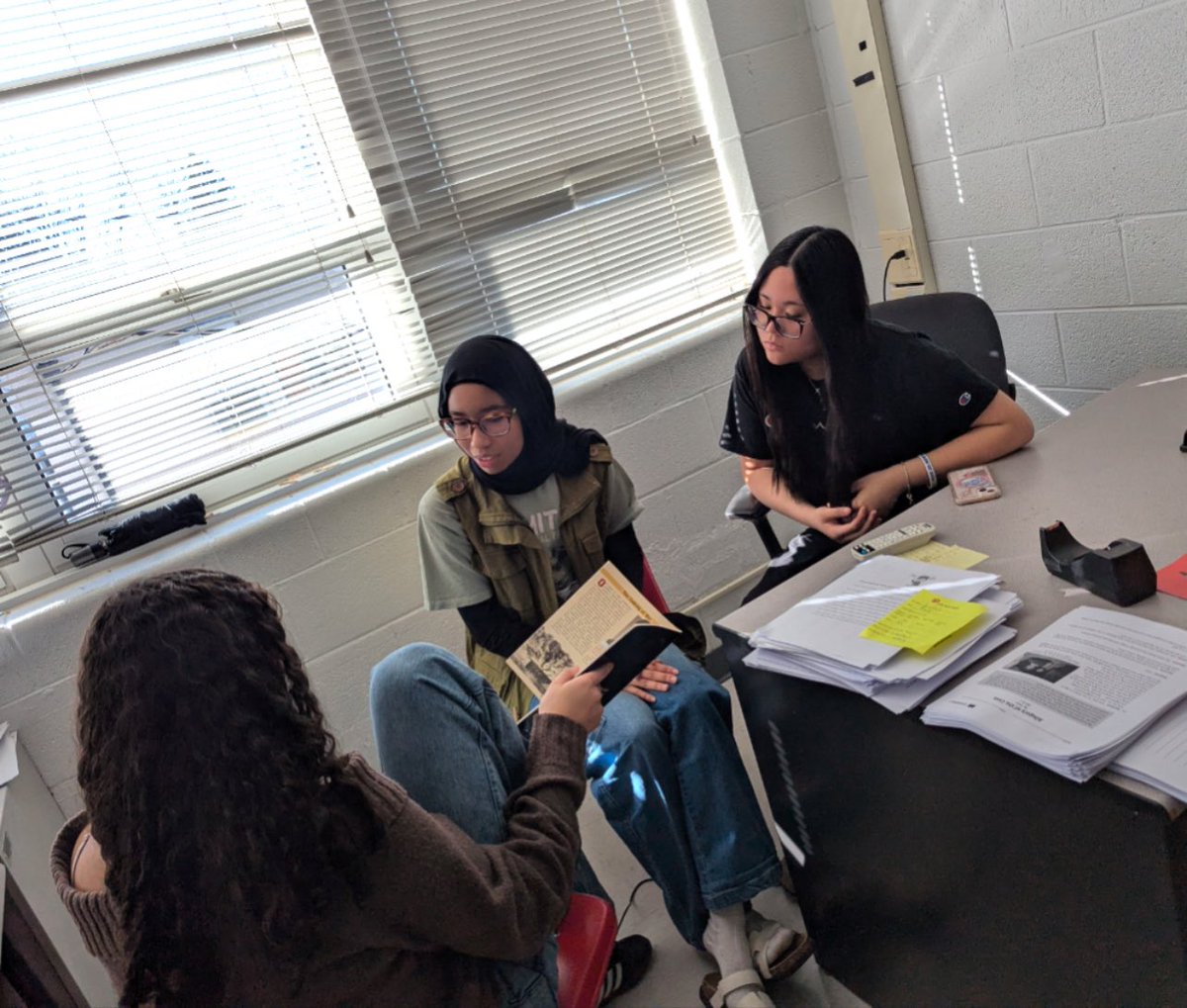 ms_englund's tweet image. National English Honor Society students have partnered with newcomer multi-lingual students during Pride Time to increase engagement around reading and writing skills while also fostering community within the student body at Annandale! #AtomNation @AnnandaleAtoms