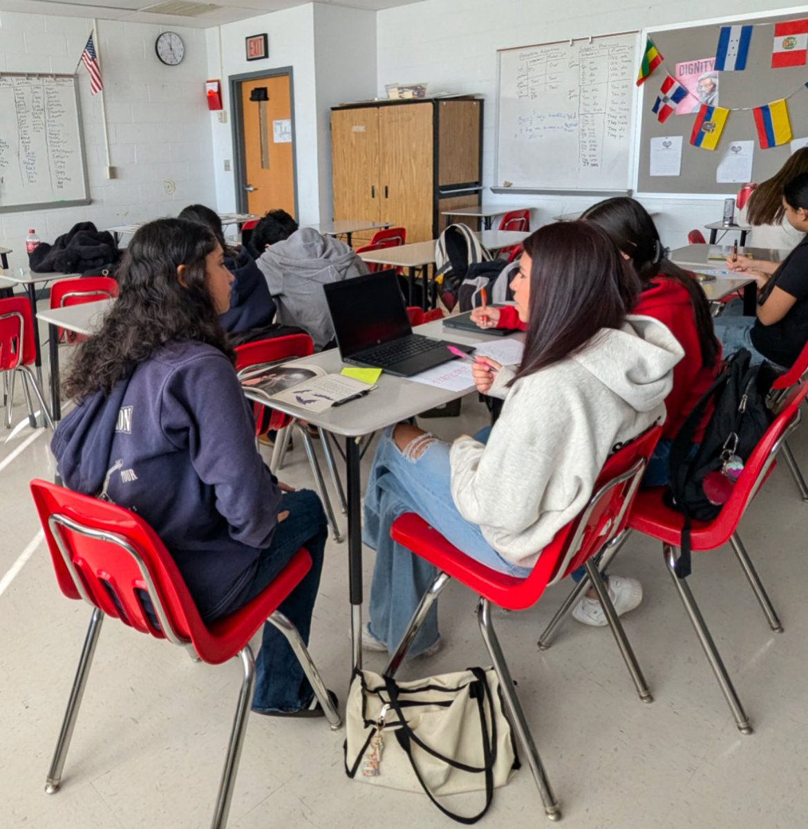 ms_englund's tweet image. National English Honor Society students have partnered with newcomer multi-lingual students during Pride Time to increase engagement around reading and writing skills while also fostering community within the student body at Annandale! #AtomNation @AnnandaleAtoms