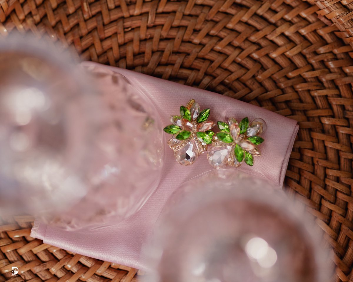 DFPixelss's tweet photo. Beautiful bridal accessories 

Kafui ❤️ Freda

Photogrpahy @dfpixelss_
Videography @play_est 
Makeup @finessebymaanaa 
Decor @detailed_event 

#dfpixelss #dedicatedforever #dfbrides #playest #kafuiandfreda #fyp https://t.co/1C0hioAgpg