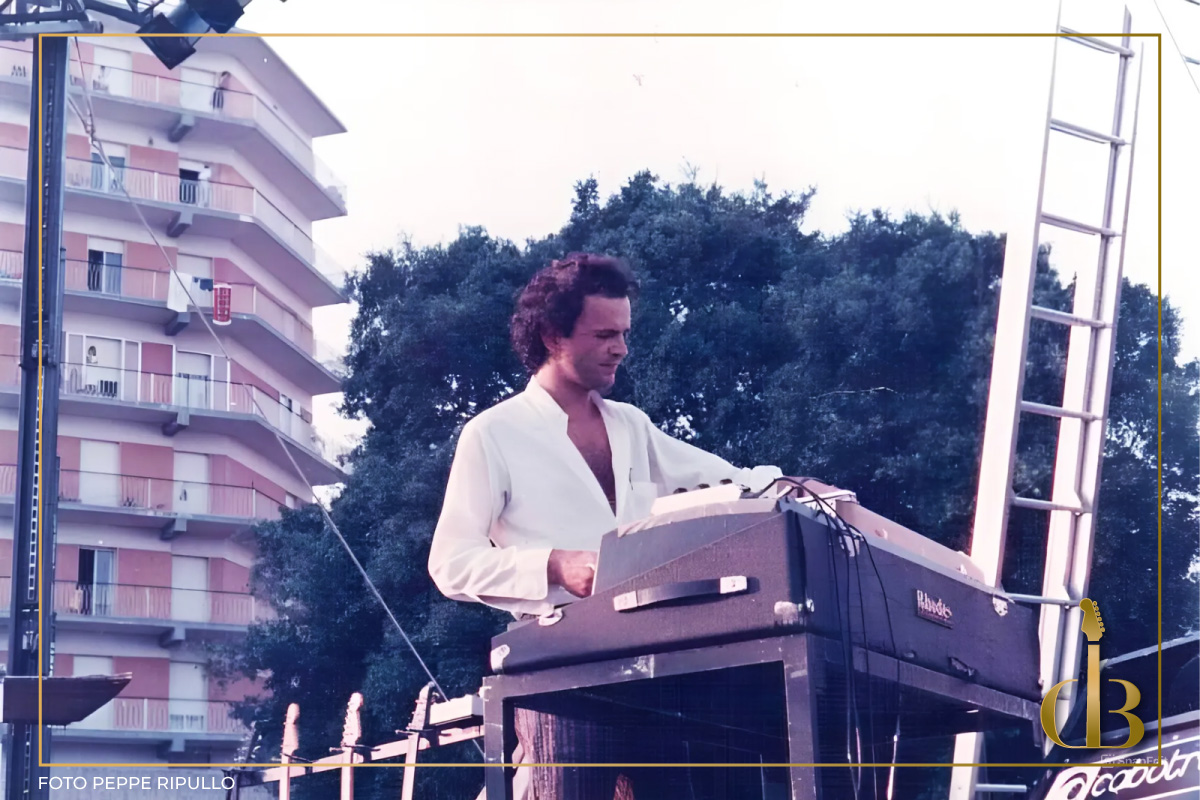 dodibatt's tweet photo. Questa foto risale al 31.07.1980, durante i preparativi per il concerto del #Tour80 allo Stadio "De Simone" a #Siracusa. Ero impegnato con i settaggi della steel guitar, usata in #Risveglio.
#DodiBattaglia #Pooh #chitarra #Fender #steelguitar #tbt #throwbackthursday #foto1980 https://t.co/5AbwHNGj3X
