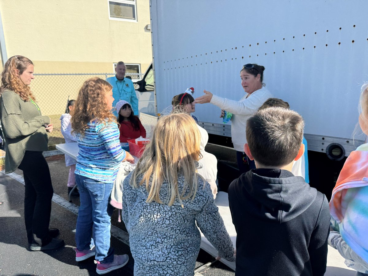 f_mbeach's tweet photo. Thank you FGCU for bringing the Green Bus to our 3rd grade students #fmbestrong https://t.co/6YP2QT8j7Z