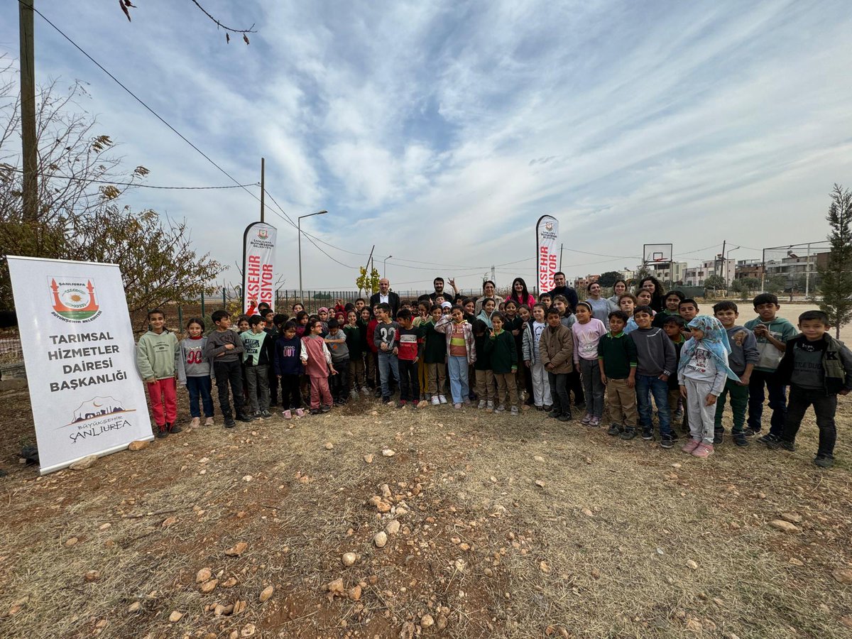 urfatarimsal's tweet photo. Şanlıurfa Büyükşehir Belediyesi Tarımsal Hizmetler Dairesi Başkanlığımız tarafından yürütülen ‘’OKULUMU AĞAÇLANDIRIYORUM’’ Projesi kapsamında bugün saat: 14.00’te, Haliliye Yeşilurfa İlköğretim okulu öğrencilerimizle zeytin dikimi yapıldı. https://t.co/JcRD2cKXz4