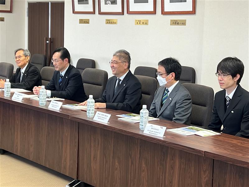 UrcaDri's tweet photo. Délégation de @universitereims au Japon 🇯🇵
👉Visite à l'Université d'État de #NAGOYA  @VincentVuiblet 1er VP en charge de l' #IA a présenté l'IIAS à la Faculté de médecine, ainsi que la stratégie de l'URCA en #bioéconomie au doyen de la Faculté des sciences de l'Environnement. https://t.co/zY4HKbHlzU