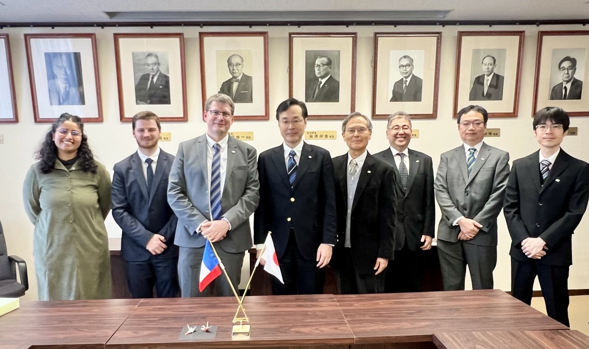UrcaDri's tweet photo. Délégation de @universitereims au Japon 🇯🇵
👉Visite à l'Université d'État de #NAGOYA  @VincentVuiblet 1er VP en charge de l' #IA a présenté l'IIAS à la Faculté de médecine, ainsi que la stratégie de l'URCA en #bioéconomie au doyen de la Faculté des sciences de l'Environnement. https://t.co/zY4HKbHlzU
