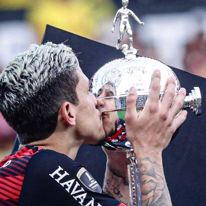 yannecrispim's tweet photo. Na Liberta 2022, Pedro foi artilheiro e Rei da América.

Dos 12G marcados, 3 foram na fase de grupos e 9 (!) foram no mata-mata.

4 gols e 1 assistência vs. Tolima, nas oitavas
1 gol vs. SCCP, nas quartas
3 gols vs. Velez, na Argentina
1 gol e 1 assistência vs. Velez, no Maracanã https://t.co/DXismSlxSa