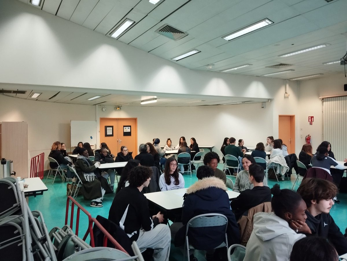 IBENS_ENS's tweet image. Merci à tous les participants pour ce #DECLICS2024 @CercleFSER. Super moment de partage entre chercheurs, doctorants et ingénieurs avec les élèves de Terminale du lycée Condorcet de Montreuil, très curieux et intéressés à découvrir le milieu de l&apos;#IBENS @IMACHEM_IBENS