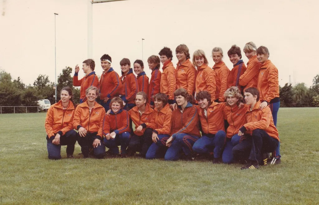 crtoledo1's tweet photo. @UESantboiana @ferugby @StadeToulousain @usap_officiel El rugby femenino irrumpió en 1989, con el primer Campeonato de España y el debut de Las Leonas. Desde entonces, nuestras jugadoras no han dejado de brillar, conquistando Europa y representándonos en el mundo. https://t.co/dFkkU60AoG