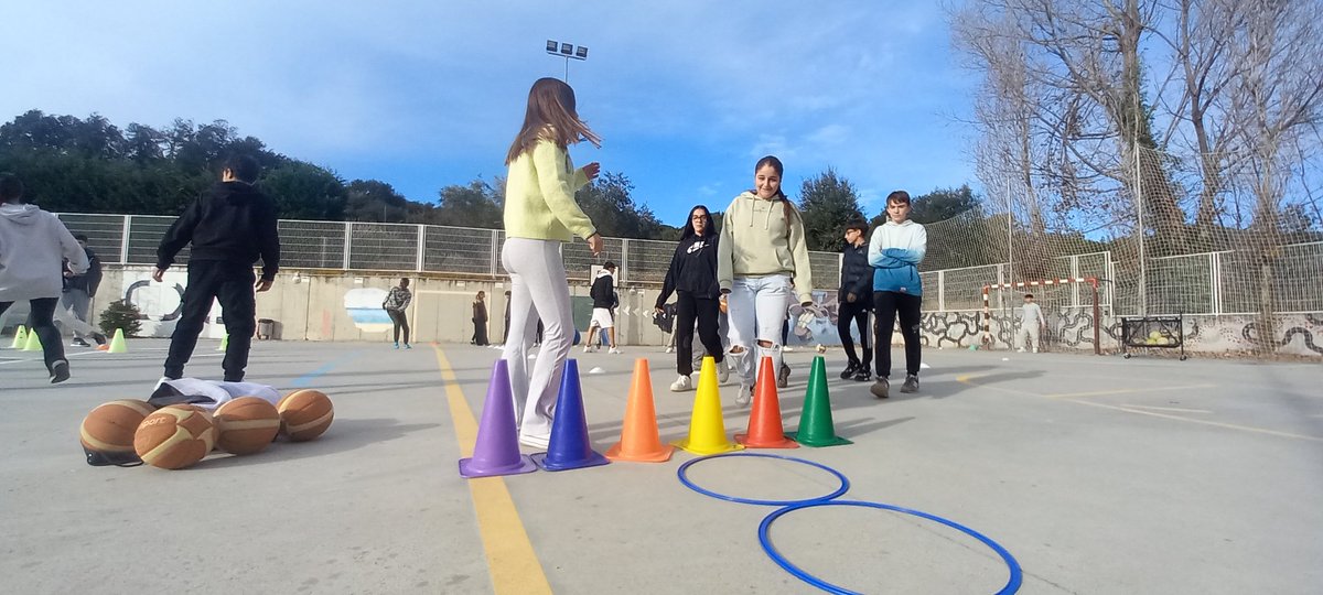 Ahir tot l'alumnat de l'<a href="/INS_Vilamajor/">Institut Vilamajor</a> va parar la seva rutina habitual per viure una Jornada dedicada als Drets Humans. Xerrades, tallers, jocs i moltes altres activitats més, van omplir un dia plegat d'aprenentatge i diversió.